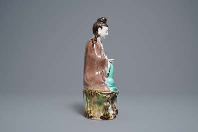 Une figure de Bouddha en porcelaine de Chine biscuit &eacute;maill&eacute; verte, marque en creux, R&eacute;publique