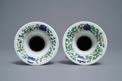 Une paire de vases en porcelaine de Chine wucai, marque de Xuande, R&eacute;publique