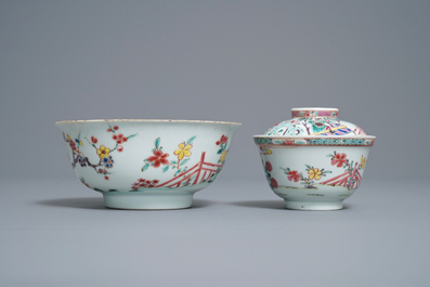 Deux bols et une assiette en porcelaine de Chine famille rose, marque et &eacute;poque de Yongzheng