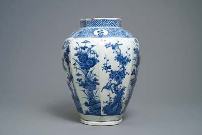 Een Japanse blauw-witte octagonale Arita vaas met floraal decor, Edo, 17e eeuw