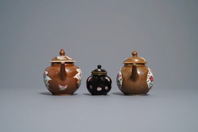 Trois th&eacute;i&egrave;res en porcelaine de Chine famille rose sur fond capucin et noire, Yongzheng/Qianlong