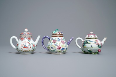 Trois th&eacute;i&egrave;res couvertes en porcelaine de Chine famille rose, Yongzheng