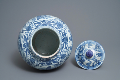 Een Chinese blauw-witte dekselvaas met figuratieve medaillons, Wanli