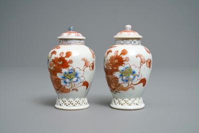 Une paire de bo&icirc;tes &agrave; th&eacute; couvertes en porcelaine de Chine en rouge de fer et dor&eacute;, Yongzheng