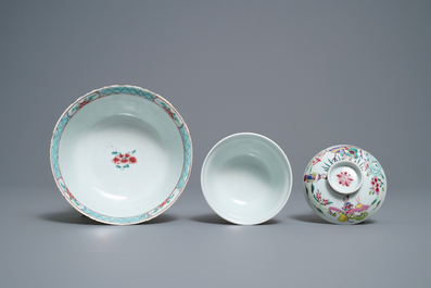 Deux bols et une assiette en porcelaine de Chine famille rose, marque et &eacute;poque de Yongzheng