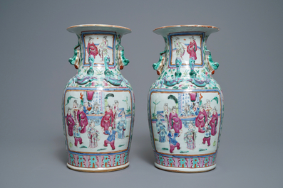 Deux paires de vases et une jardini&egrave;re en porcelaine de Chine famille rose, 19&egrave;me