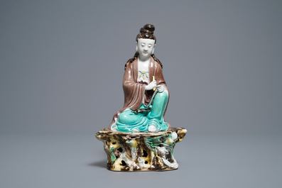 Een Chinese verte biscuit figuur van Boeddha op een rots, zegelmerk, Republiek