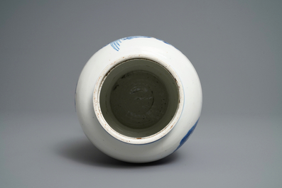Un vase en porcelaine de Chine bleu et blanc &agrave; d&eacute;cor de grues et cerfs, Kangxi