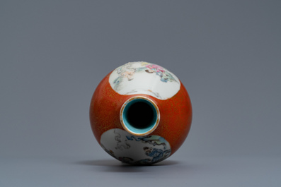 Un vase de forme bouteille en porcelaine de Chine famille rose &agrave; fond corail, marque de Qianlong, 19/20&egrave;me