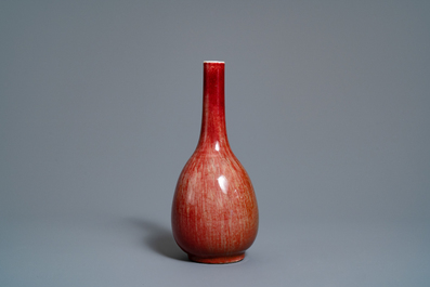 Un vase de forme bouteille en porcelaine de Chine rouge monochrome dans sa bo&icirc;te de pr&eacute;sentation, R&eacute;publique