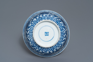 Un bol en porcelaine de Chine en bleu et blanc &agrave; d&eacute;cor de pivoines, Kangxi