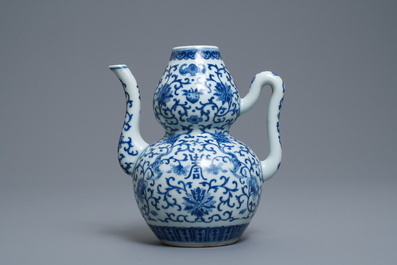 Une verseuse en porcelaine de Chine en bleu et blanc, 19&egrave;me