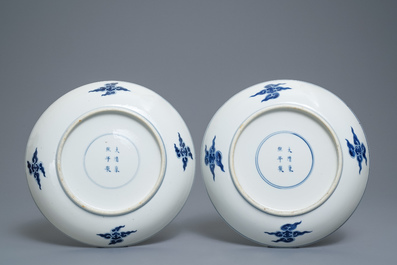 Een paar Chinese blauw-witte 'draken' schotels, Kangxi merk, Guangxu