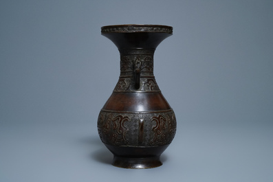 Een Chinese deels vergulde bronzen archa&iuml;sche vaas, Xuande merk, 18e eeuw