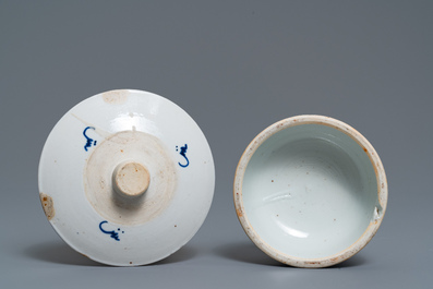 Une paire de bougeoirs et trois figures de gar&ccedil;ons en porcelaine de Chine, 19&egrave;me