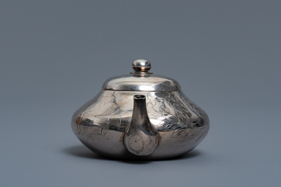 A Chinese silver teapot and cover, impressed mark, 19/20th C.