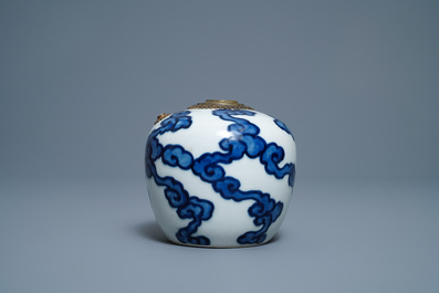 Een Chinese blauw-witte 'Bleu de Hue' waterpijp voor de Vietnamese markt, 18/19e eeuw