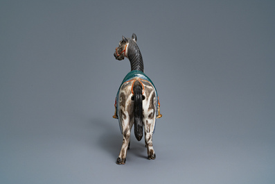 Un grand mod&egrave;le d'un cheval en porcelaine de Chine famille rose, 19&egrave;me