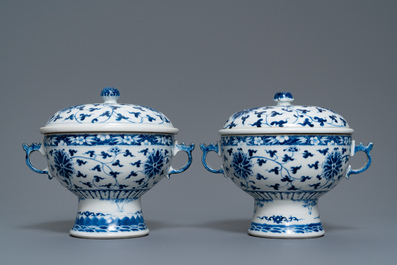 A pair of Chinese blue and white 'lotus scroll' bowls and covers, 19th C.