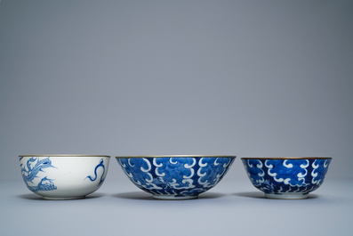 Cinq bols en porcelaine de Chine 'Bleu de Hue' pour le Vietnam, 19&egrave;me