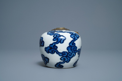 Een Chinese blauw-witte 'Bleu de Hue' waterpijp voor de Vietnamese markt, 18/19e eeuw