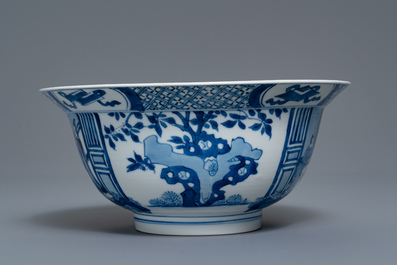 Un bol de type klapmuts en porcelaine de Chine en bleu et blanc, marque et &eacute;poque de Kangxi