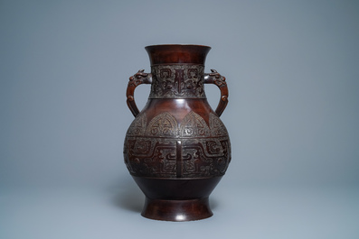 Un vase de style archa&iuml;que en bronze, marque de Zuo zisun yong, 18&egrave;me