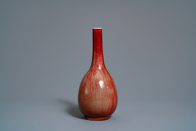 Un vase de forme bouteille en porcelaine de Chine rouge monochrome dans sa bo&icirc;te de pr&eacute;sentation, R&eacute;publique