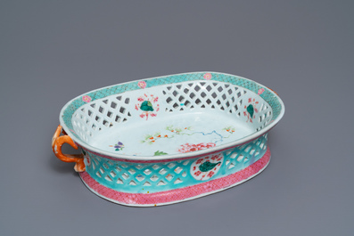 Un grand panier ajour&eacute; en porcelaine de Chine famille rose, Qianlong