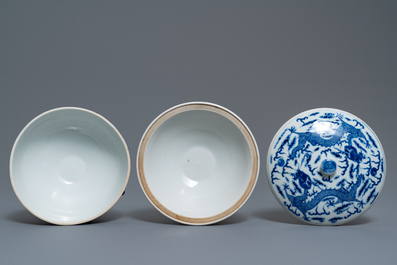 A pair of Chinese blue and white 'dragon' bowls and covers, 19th C.