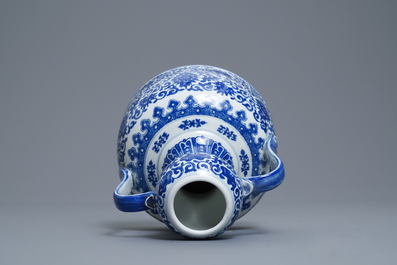 Een Chinese blauw-witte twee-orige kan met lotusslingers, Qianlong merk, 19/20e eeuw