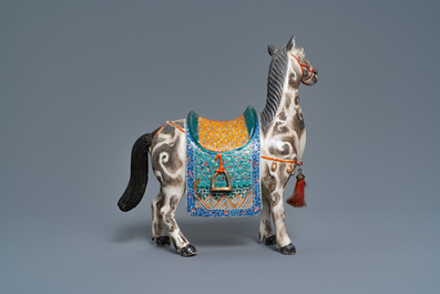 Un grand mod&egrave;le d'un cheval en porcelaine de Chine famille rose, 19&egrave;me