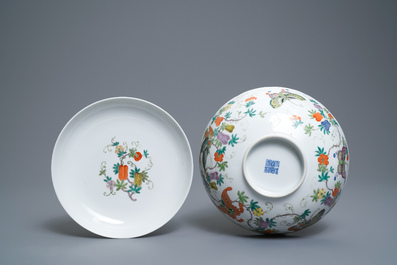 Two Chinese famille rose bowls and covers, 19/20th C.