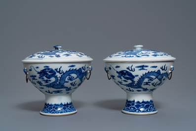 Une paire de pots couverts en porcelaine de Chine en bleu et blanc, 19&egrave;me