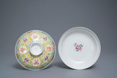 Two Chinese famille rose bowls and covers, 19/20th C.