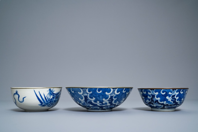 Cinq bols en porcelaine de Chine 'Bleu de Hue' pour le Vietnam, 19&egrave;me