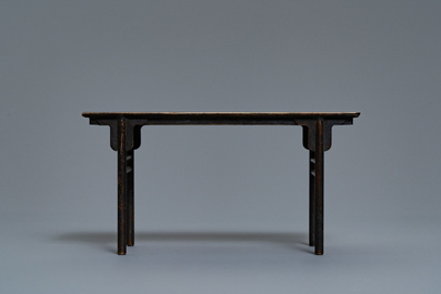 Un mod&egrave;le miniature d'une table de lettr&eacute; en bronze, Chine, 19&egrave;me