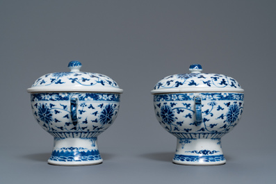 A pair of Chinese blue and white 'lotus scroll' bowls and covers, 19th C.