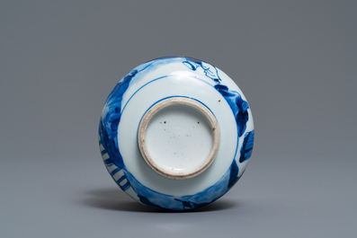 Een Chinese blauw-witte wierookbrander met figuren in een landschap, Kangxi