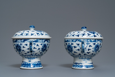 A pair of Chinese blue and white 'lotus scroll' bowls and covers, 19th C.