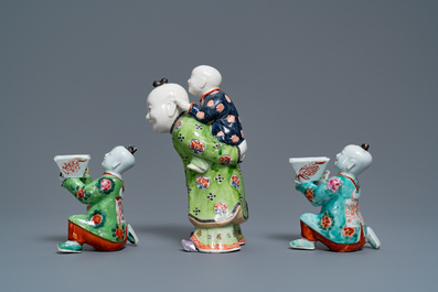 Une paire de bougeoirs et trois figures de gar&ccedil;ons en porcelaine de Chine, 19&egrave;me