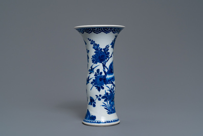 Un vase en porcelaine de Chine en bleu et blanc &agrave; d&eacute;cor d'oiseaux parmi fleurs, Kangxi