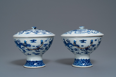 Een paar Chinese blauw-witte dekselkommen met draken, 19e eeuw