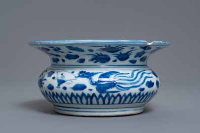 Un crachoir de type zha dou en porcelaine de Chine en bleu et blanc, Ming