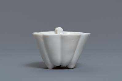 Une tasse surprise en porcelaine blanc de Chine figurant 'Lu Hong Jian', &eacute;poque Transition