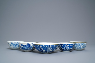 Vijf Chinese blauw-witte 'Bleu de Hue' kommen voor de Vietnamese markt, 19e eeuw