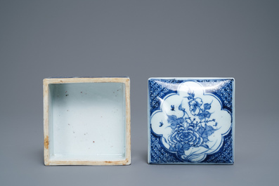 Une bo&icirc;te couverte de forme carr&eacute; en porcelaine de Chine en bleu et blanc, Ming