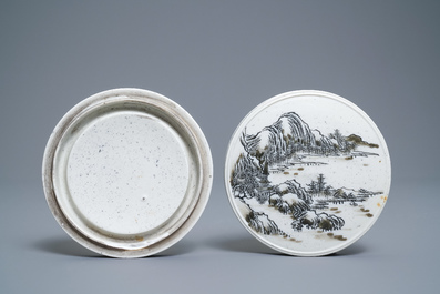 Een Chinese biscuit inktsteen en deksel, 18/19e eeuw