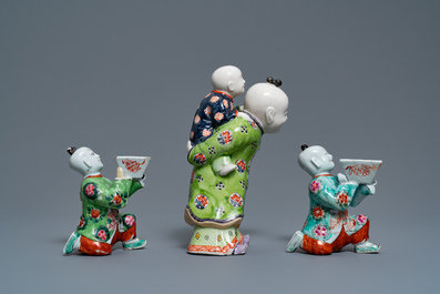 Une paire de bougeoirs et trois figures de gar&ccedil;ons en porcelaine de Chine, 19&egrave;me