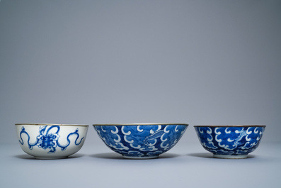 Cinq bols en porcelaine de Chine 'Bleu de Hue' pour le Vietnam, 19&egrave;me